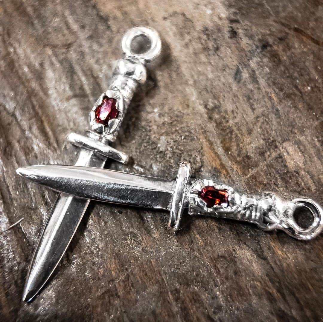 クレイジーピッグさんのインスタグラム写真 - (クレイジーピッグInstagram)「Sneak peak of these brand new, custom daggers 🗡 these tiny daggers are to be drop-earrings but could also be made into individual pendants 🧐 #knife #dagger #garnet #red #sharp #blade #handmade #instahub #instafashion #saturdayvibes #saturday #new #design」5月13日 17時34分 - crazypigdesignslondon