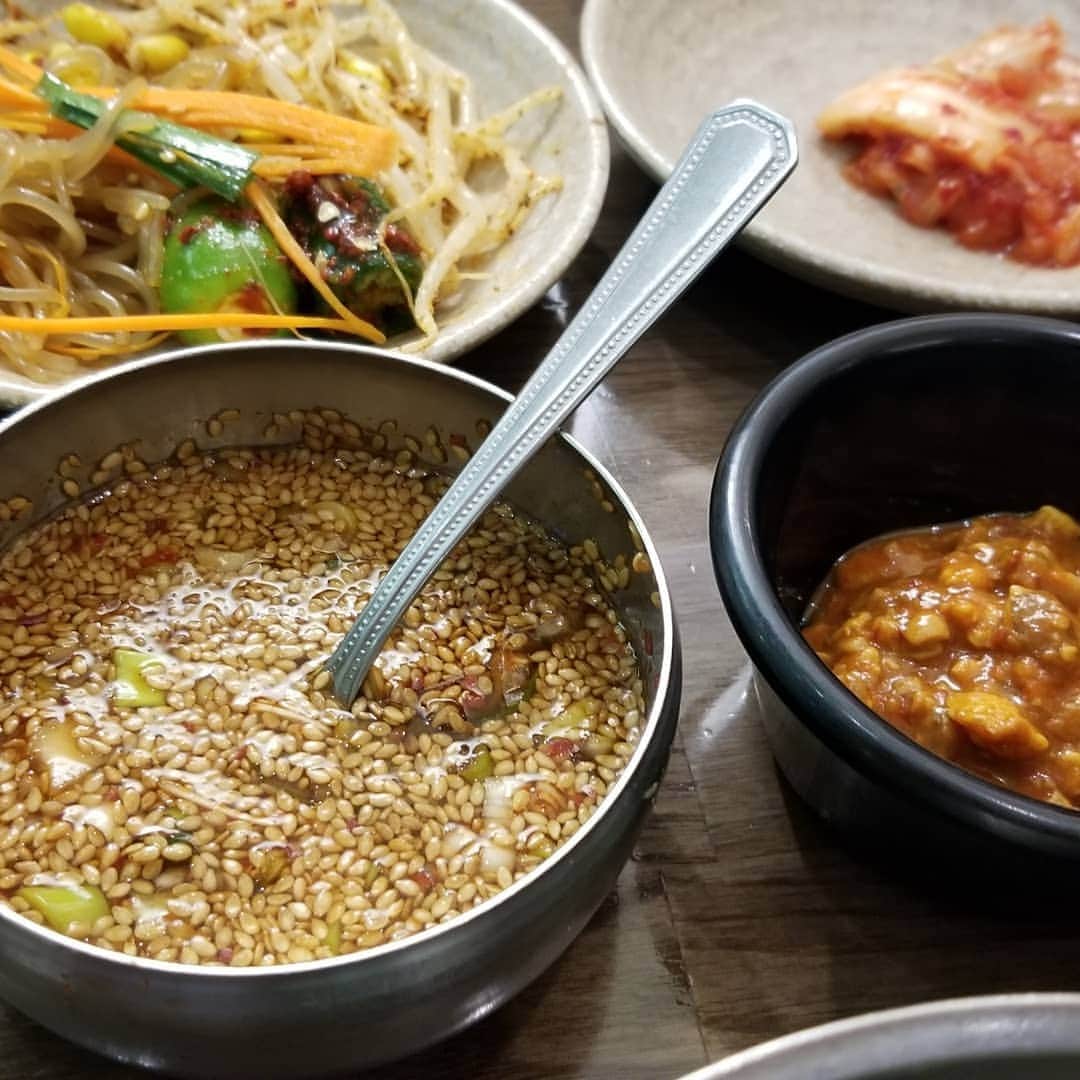 慶元まさ美さんのインスタグラム写真 - (慶元まさ美Instagram)「Trip Korea in May🎵  韓国旅行に行く時、 「何食べる？」って 必ず出てくる会話ですよね。 美味しいものたくさんあるし😋  上級者は繁華街以外の離れた ところにあるお店に行ったり 出来るけど、初心者だし・・ 時間もあまりないし・・・ でも、よく見かけるもの以外も 食べてみたいし。。 大丈夫です～♪ 実は・・・ 観光客でにぎわう明洞でも色々 食べられるんですよ♪  たくさんの人で賑わう メイン通りから、路地に入ると色々なローカルなお店があります。  今回は一人旅行だったので、 初心者でも入りやすくて美しい 一人メニューがあるお店を 紹介します✨  #スンナムシレギ （ #순남시래기 ）  ここはシレギ料理の専門店  シレギというのは大根の葉などを干したもので、カルシウムや 鉄分など栄養豊富な食材で 女性にお薦めです🎵  ここののシレギスープは、 エゴマの実がたっぷり入っていて 香ばしくて美味しいんです♪  おかず類はセルフバーから 好きなものをとって食べます😋  スープメインでごはんが 付いてくるのは #シレギック (#시래기국 ）  私がオーダーしたのは （写真のもの）は #シレギ味噌ピビンパ (#시래기된장비빔밥 )  ごまタレ（醤油ベース）と 味噌が付いてくるので、シレギの 入ったご飯に少しずつ混ぜながら 味を調整して食べます。 そのままでも美味しいので 入れすぎ注意‼️ 取ってきたおかず一緒に混ぜればオリジナルピビンパにも😊  シレギスープもちゃんと 付いてきます。  ランチタイムは地元の人でにぎわうお店です。  夜はシレギを使った色々なメニューでお酒も 飲めます。 グループ旅行なら夜に行くのも お薦めです😆  ガイドブックではあまり 見かけないローカルフードに チャレンジするのも 旅の楽しみですよね✨  #韓国  #韓国旅行　 #暮らすように旅する #大人女子旅 ローカルフード #美容 #korea #trip #koreanfood #beauty #health」5月13日 17時28分 - preciousmomentk