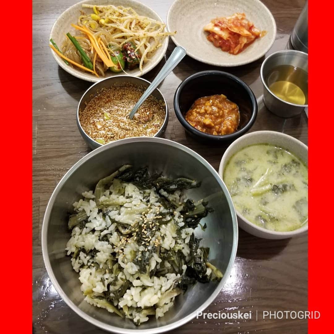 慶元まさ美さんのインスタグラム写真 - (慶元まさ美Instagram)「Trip Korea in May🎵  韓国旅行に行く時、 「何食べる？」って 必ず出てくる会話ですよね。 美味しいものたくさんあるし😋  上級者は繁華街以外の離れた ところにあるお店に行ったり 出来るけど、初心者だし・・ 時間もあまりないし・・・ でも、よく見かけるもの以外も 食べてみたいし。。 大丈夫です～♪ 実は・・・ 観光客でにぎわう明洞でも色々 食べられるんですよ♪  たくさんの人で賑わう メイン通りから、路地に入ると色々なローカルなお店があります。  今回は一人旅行だったので、 初心者でも入りやすくて美しい 一人メニューがあるお店を 紹介します✨  #スンナムシレギ （ #순남시래기 ）  ここはシレギ料理の専門店  シレギというのは大根の葉などを干したもので、カルシウムや 鉄分など栄養豊富な食材で 女性にお薦めです🎵  ここののシレギスープは、 エゴマの実がたっぷり入っていて 香ばしくて美味しいんです♪  おかず類はセルフバーから 好きなものをとって食べます😋  スープメインでごはんが 付いてくるのは #シレギック (#시래기국 ）  私がオーダーしたのは （写真のもの）は #シレギ味噌ピビンパ (#시래기된장비빔밥 )  ごまタレ（醤油ベース）と 味噌が付いてくるので、シレギの 入ったご飯に少しずつ混ぜながら 味を調整して食べます。 そのままでも美味しいので 入れすぎ注意‼️ 取ってきたおかず一緒に混ぜればオリジナルピビンパにも😊  シレギスープもちゃんと 付いてきます。  ランチタイムは地元の人でにぎわうお店です。  夜はシレギを使った色々なメニューでお酒も 飲めます。 グループ旅行なら夜に行くのも お薦めです😆  ガイドブックではあまり 見かけないローカルフードに チャレンジするのも 旅の楽しみですよね✨  #韓国  #韓国旅行　 #暮らすように旅する #大人女子旅 ローカルフード #美容 #korea #trip #koreanfood #beauty #health」5月13日 17時28分 - preciousmomentk