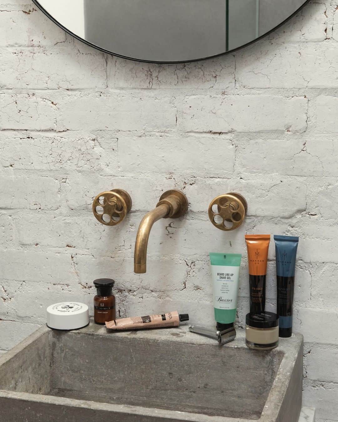 MR PORTERのインスタグラム：「Clean shave, clean start💈⁣⠀ -⁣⠀ Tap to shop now or head to the link in bio for our new guide to the spring grooming hacks you need to know #MRPORTER」