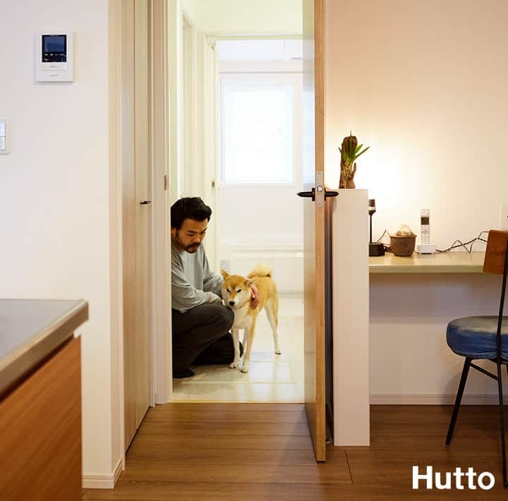 suzukuri さんのインスタグラム写真 - (suzukuri Instagram)「【コミュニケーションと機能性】⁣⠀ Huttoの家は、家族とのコミュニケーションが取れて、プライベートな時間も過ごせます。⠀ ･⁣⠀ 家の機能性は最重要。⠀ キッチンから浴室まで一直線なので、ペットの散歩帰りに足を洗ったり、台所にいながら子供達の入浴のチェックも楽チン。⠀ ･⁣⠀ ･⁣⠀ ⁣▶デザイン・サイズ・価格、すべてがちょうどいい家づくりをサポート。⁣⠀ 詳しくはプロフィールリンクから→@suzukuri.official⁣⠀ ･⁣⠀ ･⁣⠀ ⁣#hutto #suzukuri⁣ #⁣matrrixconcept⁣ #マトリックスコンセプト⁣ #注文住宅⁣ #新築⁣ #家⁣ #平屋⁣ #アメカジ⁣ #秘密基地⁣ #インテリア⁣ #雑貨⁣ #リビング #ダイニング #キッチン #洗面 #インダストリアル #カフェ風 #ナチュラル #かわいい家 #フレンチカントリー #北欧 #ブルックリン #アメリカンハウス #サーファーズハウス #カリフォルニアスタイル #ヴィンテージ #ペット #⁣リノベーション #リフォーム⁣⠀」5月13日 17時30分 - suzukuri.official
