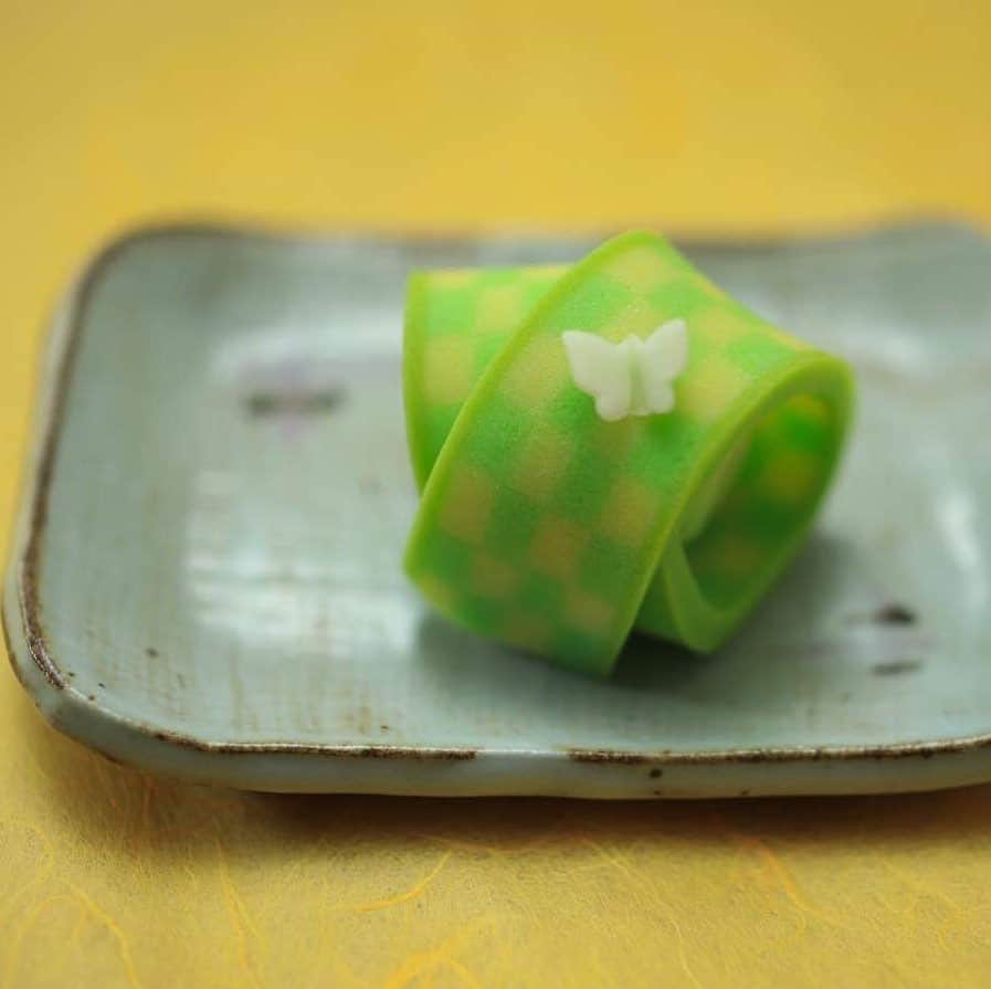 KANEBO OFFICIALさんのインスタグラム写真 - (KANEBO OFFICIALInstagram)「WAGASHI-RAPESEED FIELD てふてふ舞う菜の花畑。 A butterfly dances so gracefully. 写真提供:@choppe_tt #japanesesweets #wagashi #sweets #japan #japanesefood #japaneseculture #japanesetraditional #kyoto #zen #spring #beautiful #handmade #myfavorite #design #豊かな生活 #贅沢な時間 #丁寧な暮らし #暮らしを楽しむ #和菓子 #お菓子 #上菓子 #お菓子作り #茶道 #抹茶 #日本 #伝統 #お茶の時間 #こだわり #kaneboglobal #kanebo」5月13日 17時30分 - kaneboofficial