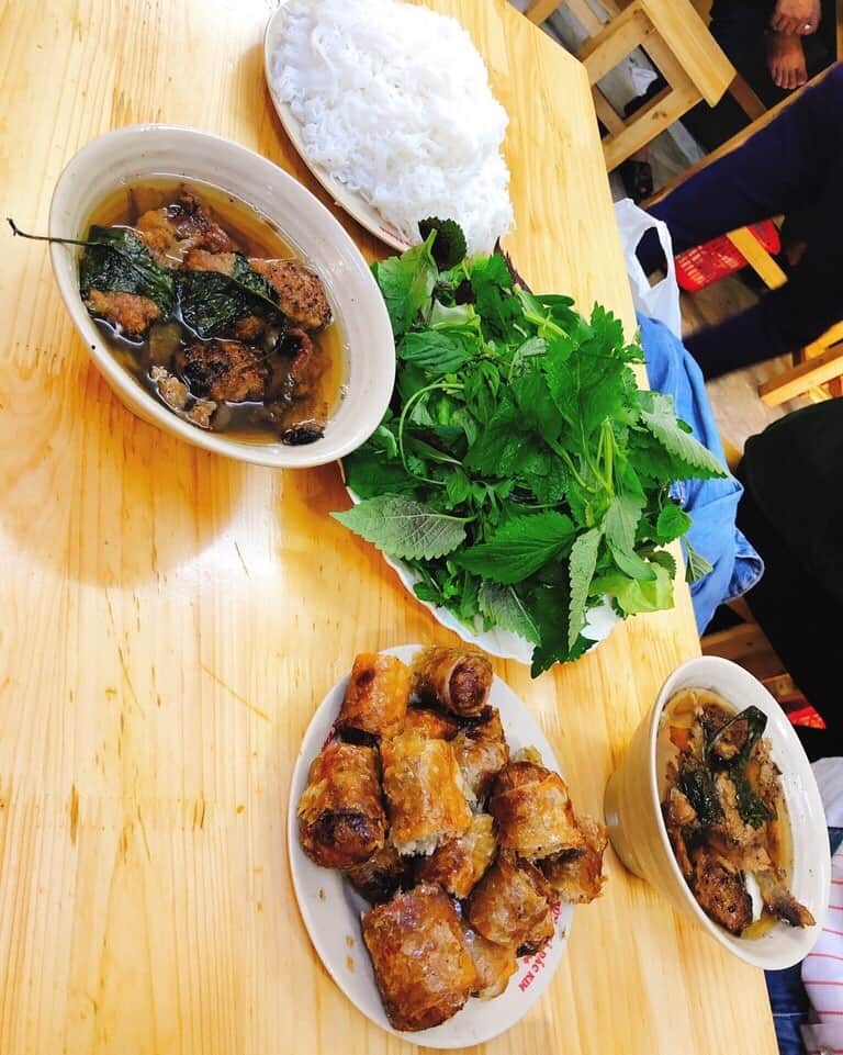 イモトのWiFiのインスタグラム：「. 少し甘めのタレに入ったつくねと麺を自分の好きな香草や生野菜と一緒にいただきく「ブンチャー」という料理。 日本でいう「つけ麺」のようなものですね！ とても美味しい、おすすめ料理です！ . . #イモトのWiFi #羽田空港 #成田空港 #海外旅行 #タイ #タイ旅行 #ベトナム料理 #ベトナム #観光地 #ベトナム旅行 #アジア旅行 #タビジョ #旅行コーデ #シンガポール #旅行好きな人と繋がりたい #シンガポール料理 #フォトジェニック #休日 #おでかけ #旅したくなるフォト #タイ国際空港 #旅女 #マイトリ #小籠包 #ひとり旅 #旅行大好き #夏の旅行 #女一人旅 #一人旅 #アジア”」