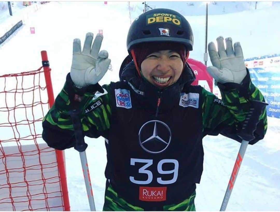 伊藤みきさんのインスタグラム写真 - (伊藤みきInstagram)「Retirement. Thank you for cheering me. I had great experience from mogul skiing . I love moguls, challenge myself and traveling the world 🌎 🌍 😊😊 It was very exciting experience to compete World Cup in 16years. Thank you my family, friends, sponsors, teammate and coaches. THANK YOU!!!!!!!!!! モーグル選手としての競技人生に ピリオドを打つことを決めました。  子供の頃に長野オリンピックをテレビで見て、いつか自分もその場に立ちたいと思い、家族や仲間に支えられながらチャレンジの日々が始まりました。  結果を出す喜びや期待に応えられない悔しさ、大きなモチベーションとプレッシャーが常に入り交じり、 駆け抜けてきたように思っています。  今は感謝の気持ちでいっぱいです。  今まで支えてくれた仲間やコーチ、スキー関係者の皆様。 温かく支えてくださった所属先の北野建設の皆様。 どんなときも私を信じて応援しくださったスポンサーの皆様。 そして、何より、私の人生にモーグルという世界を見せてくれた家族。 本当にありがとうございました。  こんなに魅力的なモーグル競技に出会えて、幸せです。  これからは、支えてくださった皆様や、スポーツ、スキー競技に恩返ししていけるように、 また頑張っていきます。  長い間本当にありがとうございました。 そして、これからもよろしくお願い致します。  伊藤みき」5月13日 17時32分 - itomikiitos