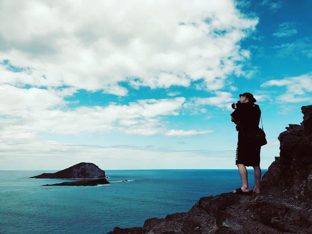 草野大成さんのインスタグラム写真 - (草野大成Instagram)「🌺hawaii🌺 . . 1人旅のはずが御縁があり色々な人達が助けてくれて最高なハワイになっています。 . . とんでもない映像、写真をたくさん撮れてます。 . . 良い景色ももちろんの事、人との繋がり、暖かさにまた気付いた旅です。 . . Mahalo nui loa🤤 . . . #hawaii #sea #hitchhike #aloha #mahalo #空は青い綺麗バカでっかい」5月13日 17時44分 - taiprogram