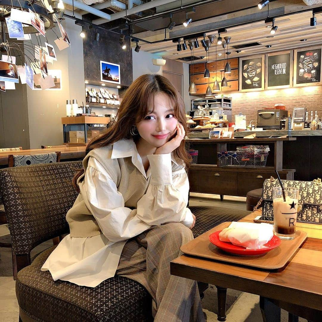 石川晶子（あきぽよ）さんのインスタグラム写真 - (石川晶子（あきぽよ）Instagram)「スタバで一休み☕️ カフェでまったりするのが幸せ😊🧡 . , . #スターバックス #スタバ #starbucks #カフェ #カフェ巡り #cafe #韓国ファッション #ファッション好きな人と繋がりたい #しゃつわんぴ #シャツワンピースコーデ #ファッションコーデ」5月13日 17時42分 - i_am____aki