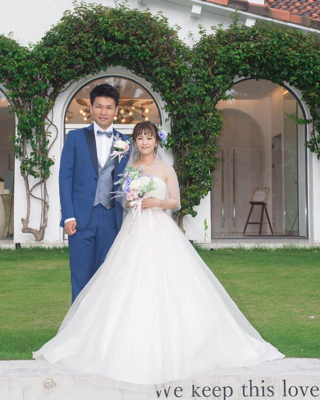 【公式】小さな結婚式さんのインスタグラム写真 - (【公式】小さな結婚式Instagram)「@petit.wedding をフォローしてね♩ #小さな結婚式 をつけてのお写真投稿も大歓迎です♡ こちらの公式IGでリグラムさせていただきます＊ . ✬実際のお客様をcheck＊* . どこを切り取っても絵になる リゾート空間は、お写真映えも抜群です◎ おふたりが夫婦になる特別な1日。 最高の結婚式になるようスタッフ一同 全力でサポートさせていただきます＊* . ——————— #小さな結婚式  #petitwedding #前撮り #結婚式  #プレ花嫁 #卒花 #アットホーム #少人数 #家族婚 #少人数結婚式 #ウェディング #ウェディングドレス #wedding #bridal #weddingdress #花嫁 #結婚式準備 #式場探し #日本中のプレ花嫁さまと繋がりたい #結婚式の思い出に浸る会 #結婚準備 #イルドレチャペル #ウェディングフォト #沖縄ウェディング ———————」5月13日 17時46分 - petit.wedding