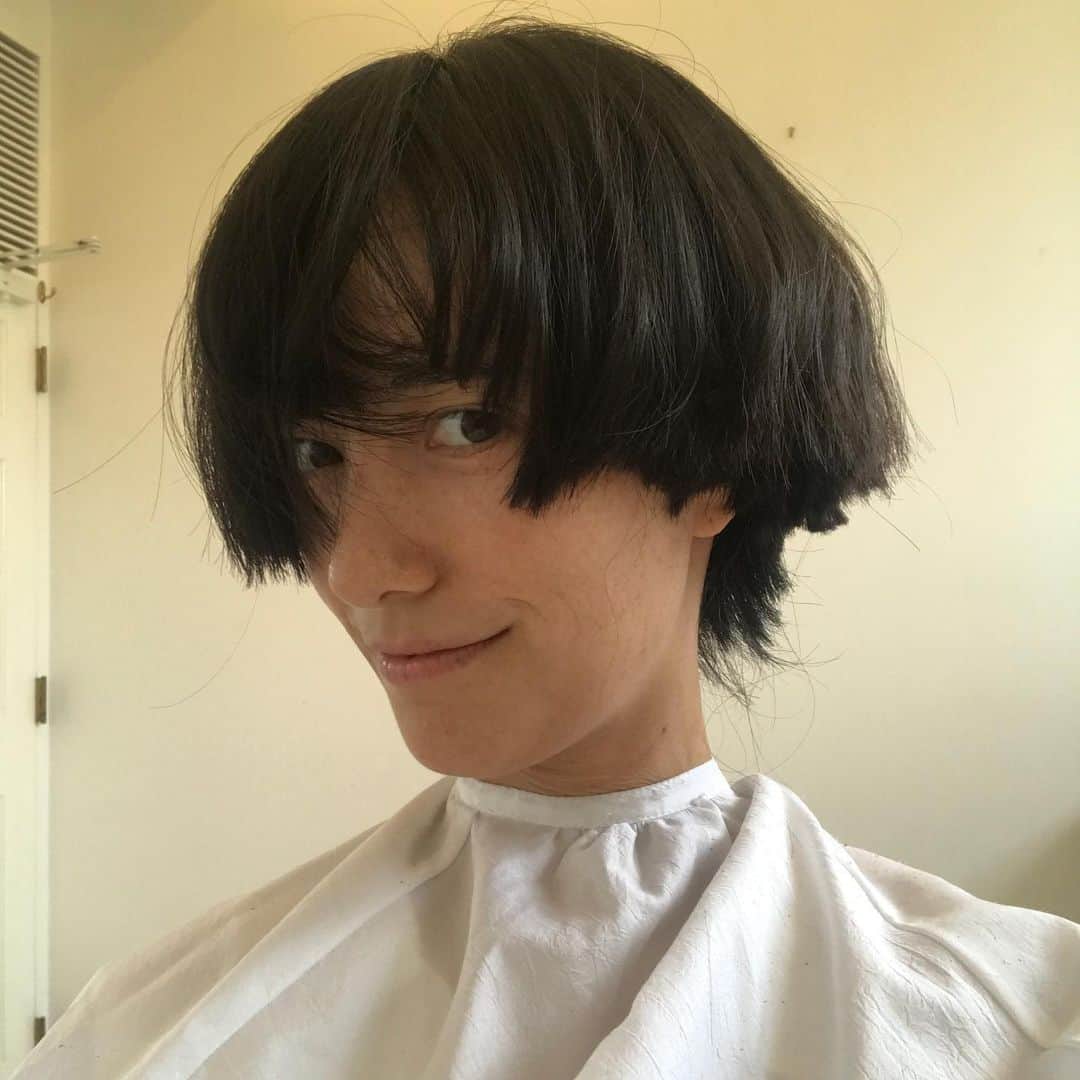 小野りりあんさんのインスタグラム写真 - (小野りりあんInstagram)「親友がずっとやってたヘアドネーション💇🏻‍♀️ やってみようと頑張って伸ばしてた。そしたら、30才で30センチ切ればいいじゃん！て目標ができてますますがんばって伸ばしました❣️ この髪は、病気で髪がない子どものカツラになります。  @twiggymiho さん本当にありがとう❣️ #完成ヘアスタイルはまた次の投稿で…  #ヘアドネーション」5月13日 17時50分 - _lillianono_