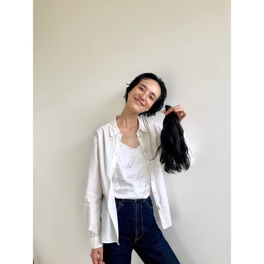 小野りりあんのインスタグラム：「親友がずっとやってたヘアドネーション💇🏻‍♀️ やってみようと頑張って伸ばしてた。そしたら、30才で30センチ切ればいいじゃん！て目標ができてますますがんばって伸ばしました❣️ この髪は、病気で髪がない子どものカツラになります。  @twiggymiho さん本当にありがとう❣️ #完成ヘアスタイルはまた次の投稿で…  #ヘアドネーション」