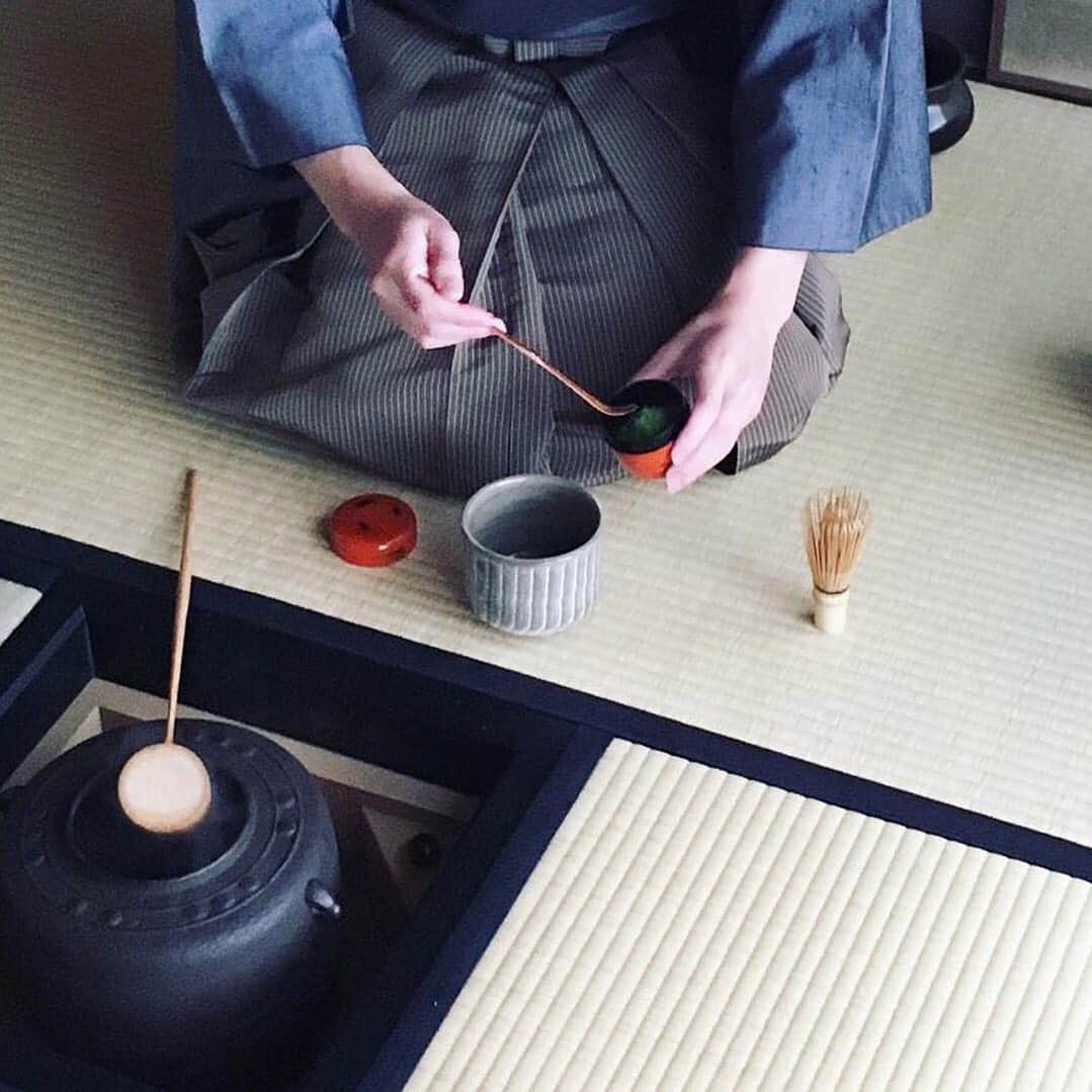 JALさんのインスタグラム写真 - (JALInstagram)「. The ancient art of the tea ceremony quietly begins in a Kyoto tea house. Have you had a memorable Japanese cultural experience that you can share with us? #PicturePerfectMay  京都の「弦庵」での茶道体験🍵 一歩踏み込んだ和の文化体験はいかがですか？ . . photo by @gen_an_kyoto Post your memories with #FlyJAL  #JapanAirlines #japan #kyoto #teaceremony #chanoyu」5月13日 17時50分 - japanairlines_jal