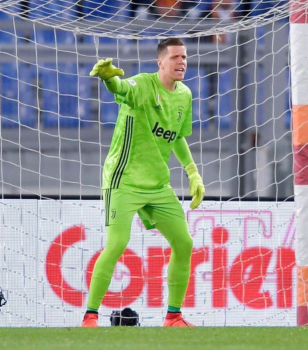 ヴォイチェフ・シュチェスニーのインスタグラム：「Not the result we wanted last night but ready to celebrate in our new kit at home next weekend 💪⚪️⚫️」