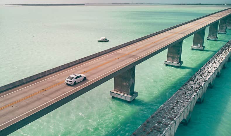 LEXUS / レクサスさんのインスタグラム写真 - (LEXUS / レクサスInstagram)「【フロリダが誇る偉大な道“オーバーシーズ・ハイウェイ”をドライブ】 42の橋でサンゴ礁の海上をつなぐ、フロリダが誇る偉大な道「オーバーシーズ・ハイウェイ」  カルチャーやライフスタイルの先進都市として世界から注目を集めるマイアミから、アメリカ本土最南端キーウェストまでの道のりは、アメリカ屈指のドライブルートとして知られています。  南洋独特のエメラルドグリーンが視界の限りに広がる海をバックに、ミニマルな風情の橋がどっしりと構えて建つ風景を、RC F SPORTで巡るロードトリップストーリー。  #レクサス #モータースポーツ #フロリダ  #マイアミ #アメリカ #Lexus #LEXUS_F #LexusRC #GT3 #Lexusjapan #Lexusjp #MOTORSPORT #ExperienceAmazing #florida #OverseasHighway」5月13日 18時02分 - lexus_jp