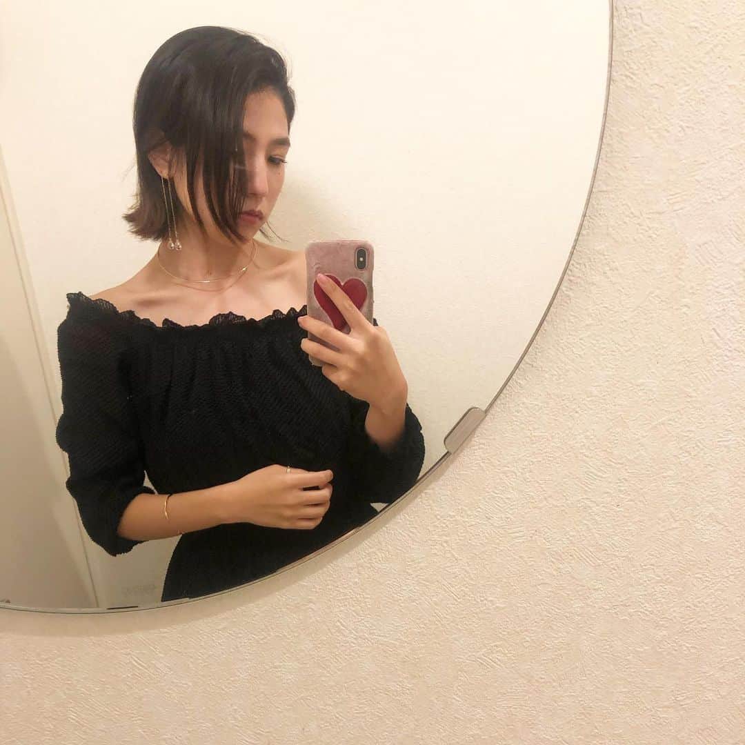 azのインスタグラム：「絶対に化粧を崩せない日が女にはある。 ・ #撮影で即崩れた #撮影道具 #コスメ #持ってる #フル直し #スマホケース #汚い」