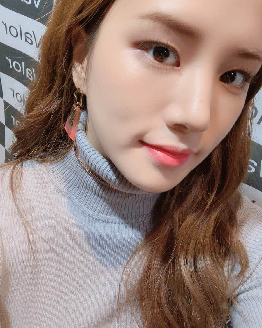 LABOUMさんのインスタグラム写真 - (LABOUMInstagram)「[#솔빈] 매주 월요일 솔빈이와 함께 뷰티 트렌드를 알아보는 시간⏰ 오늘 밤 11시 방송되는 뷰티룸 6화 놓치지마세요❤️ #라붐 #LABOUM #JTBC4 #뷰티룸 #보면_볼수록_예뻐지는_시간 #본방사수📺」5月13日 18時01分 - officiallaboum