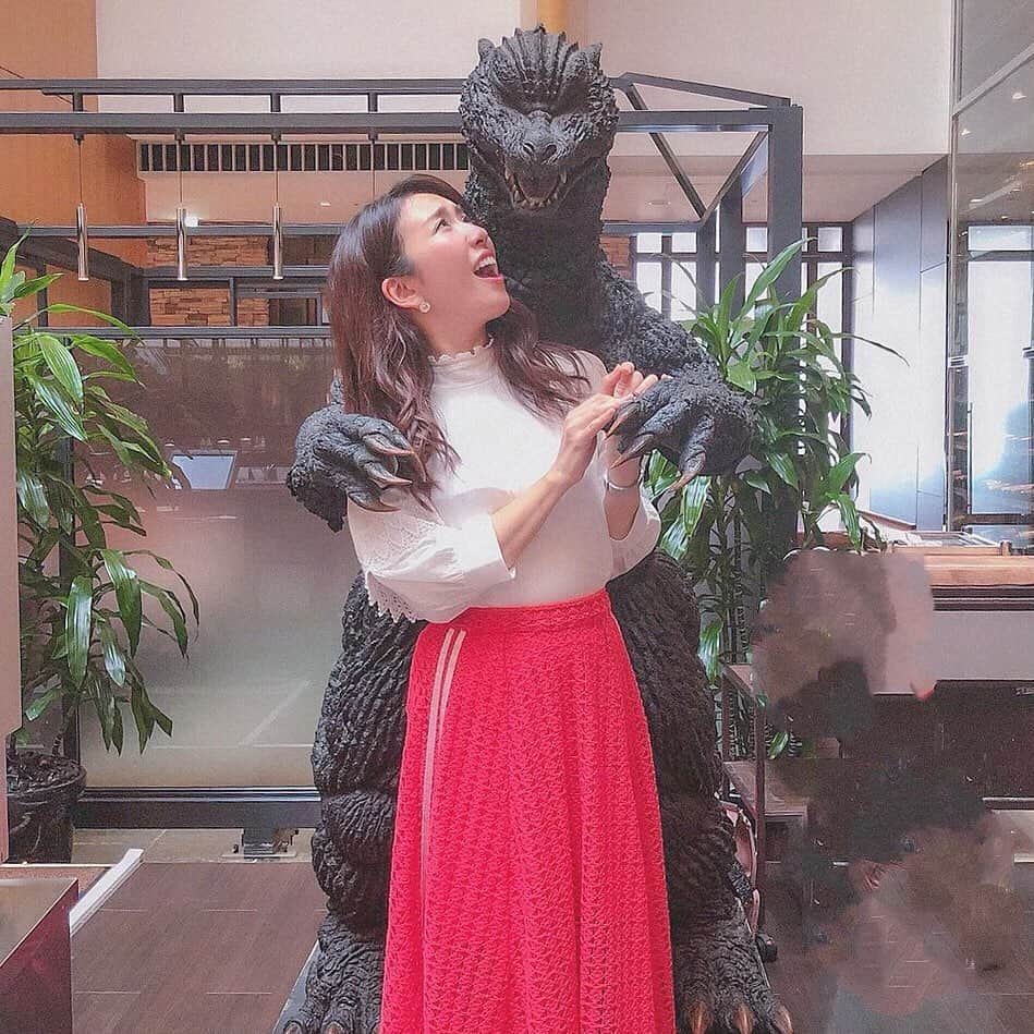 mimiさんのインスタグラム写真 - (mimiInstagram)「ゴジラに後ろからハグされたら ときめいちゃうよ🥺❤️ ・ #イチゴジラ #イチゴジラランチブッフェ  #憧れのゴジラくん #インターコンチネンタル #ストリングスホテル東京インターコンチネンタル #苺ランチビッフェ #苺 #苺スイーツ #苺好き #ゴジラ生誕祭 #ザダイニングルーム #女子会 #スイーツ巡り #スイーツ女子 #スイーツビュッフェ #ゴジラ #品川 #ホテルラウンジ #stringshoteltokyointercontinental #intercontinental #lounge #buffet #strawberry #🍓」5月13日 23時34分 - chan.mi3