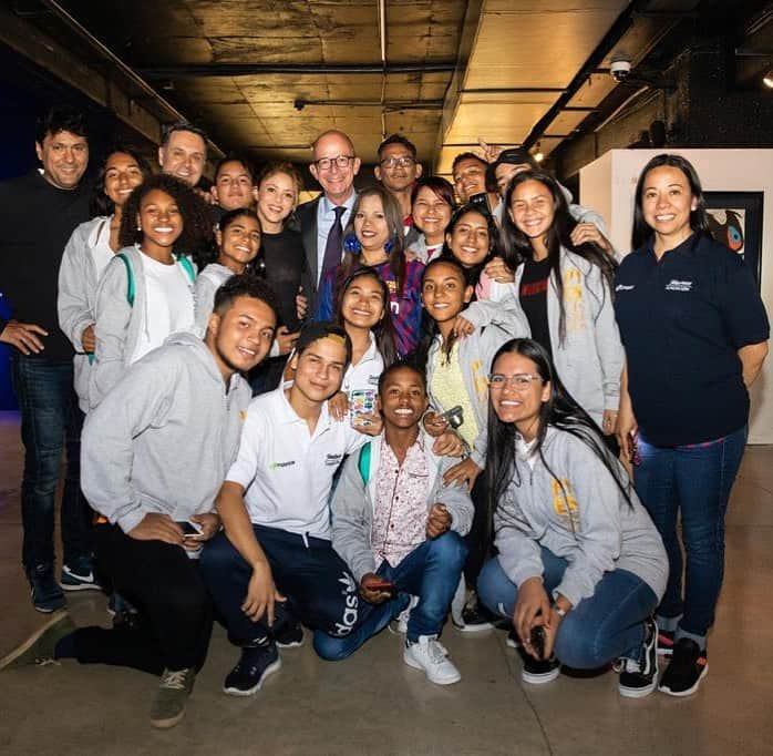 シャキーラさんのインスタグラム写真 - (シャキーラInstagram)「Con  los estudiantes emprendedores de nuestras escuelas de la @fpiesdescalzos que han viajado de Colombia a Barcelona gracias a @fundlacaixa, @fpiesdescalzos, @fundaciofcb @fcbarcelona y @fundaciontelefonica_co, a contarnos los proyectos innovadores que han desarrollado para mejorar las condiciones de pobreza y vulnerabilidad de sus comunidades. Shak」5月13日 23時34分 - shakira