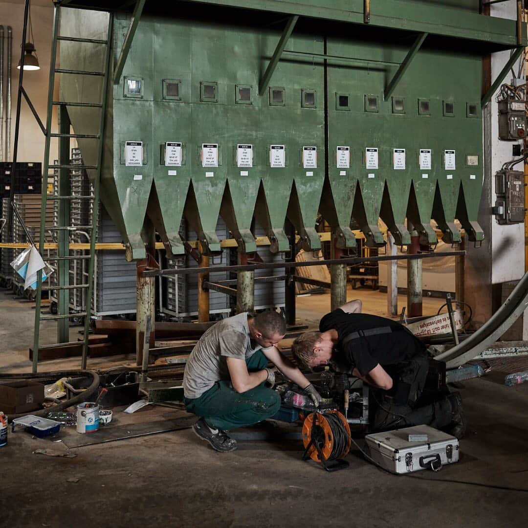 ニューヨーク・タイムズさんのインスタグラム写真 - (ニューヨーク・タイムズInstagram)「“Budapest is almost empty of workers.” Businesses are scrambling for workers in Hungary, where Prime Minister Viktor Orban, a fierce nationalist, has limited work permits for foreigners and rails against immigrants. The labor shortage in the country has grown so acute that the government recently pushed through a contentious bill to address it. Widely referred to as the “slave law,” it allows employers to require up to 400 hours of overtime annually from its workers, while delaying compensation for up to 3 years. @tamaspaczai shot this photo. Visit the link in our profile to read more.」5月13日 23時34分 - nytimes