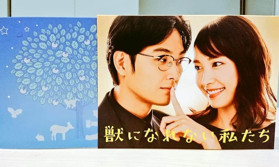 日本テレビ「獣になれない私たち」のインスタグラム：「DVDの見本が到着💕 なんと最終回はディレクターズカット版📺尺の都合で泣く泣く放送できなかった晶と恒星の5tapでの最後の乾杯シーンが見られます✨  #5月22日に発売 #他にも特典たっぷり #3か月間のメイキングや #ふりかえりインタビュー #ガッキー龍平さんのトークは #不思議なテンションで #かわいすぎる #更に完成披露試写会と #トークショーを収録 #情報番組では放送されなかった #キャストの㊙️恋愛話や #隠れた本性がまるわかり #ぜひ見てほしい #いや絶対見て #獣になれない私たち #けもなれ #新垣結衣 #松田龍平 #田中圭  #黒木華 #菊地凛子 #犬飼貴丈 #伊藤沙莉 #近藤公園 #一ノ瀬ワタル #松尾貴史  #山内圭哉  #田中美佐子」