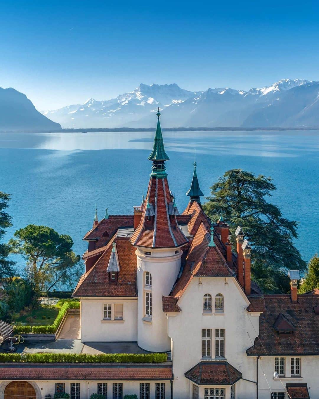 クリスティーズさんのインスタグラム写真 - (クリスティーズInstagram)「#TakeMeAway – Located on the shores of Lake Geneva, this neo-medieval mansion is classified as a historic monument.⠀ .⠀ [ Via @christiesrealestate | Represented by SPG Finest Properties ]⠀ .⠀ #takemehere #luxuryrealestate #montreux #vaud #switzerland #lakegeneva #lakefront #travel #architecture #waterfront」5月13日 18時03分 - christiesinc