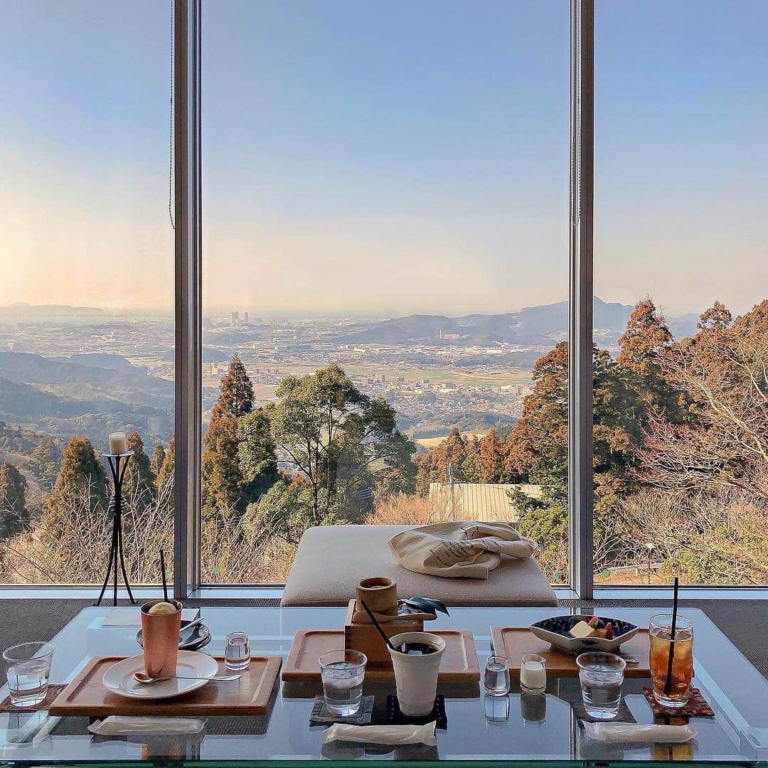 au公式Instagramアカウントのインスタグラム：「[#絶景カフェ×#スマホジェニック]﻿ ﻿ 福岡県の大きな窓が印象的なカフェから撮影されたこちらのお写真は @n.aho_ さんの#スマホジェニック な1枚。今回は【光と影を利用した撮影テクニック】をご紹介します。﻿ ﻿ 撮影のポイントは「逆光で生み出す立体感」と「遠目で撮影した構図」。﻿ ﻿ 撮影時にこだわっている光の入れ方は、時間、場所、撮影の構図によって調整しているんだとか。﻿ @n.aho_ さんは、日差しが斜めから差し込む15時の太陽が特に好きなんだそう✨﻿ この日の撮影は、窓から日差しが入ってこなかったので、逆光を利用して「立体感」を出すようにしたのがポイント。﻿ ﻿ 撮影時の構図は、あえてメインとなる被写体以外も少しだけ映すようにするんだとか。﻿ こちらの写真も、窓から見える風景だけだと少し寂しい印象も受けますが、カフェの食事が入ることで差し色になって、バランスのとれた写真になっていますね♪﻿ ﻿ また、あえて「遠目」から撮影するのも大事なポイントとのこと！無駄な部分が入らないように「拡大／縮小機能」で調節しているそう。﻿ 景色を映す場合は、ピントを景色に合わせて、写真を暗くして撮影したりもするんだとか。自然光が入るからこその「光と影」を上手に利用した撮影方法ですね！ ﻿ ﻿ ぜひこちらを参考にして、皆さんも#絶景カフェ の素敵な一枚を撮影してみてくださいね！﻿ ﻿ ﻿ photo by @n.aho_﻿」
