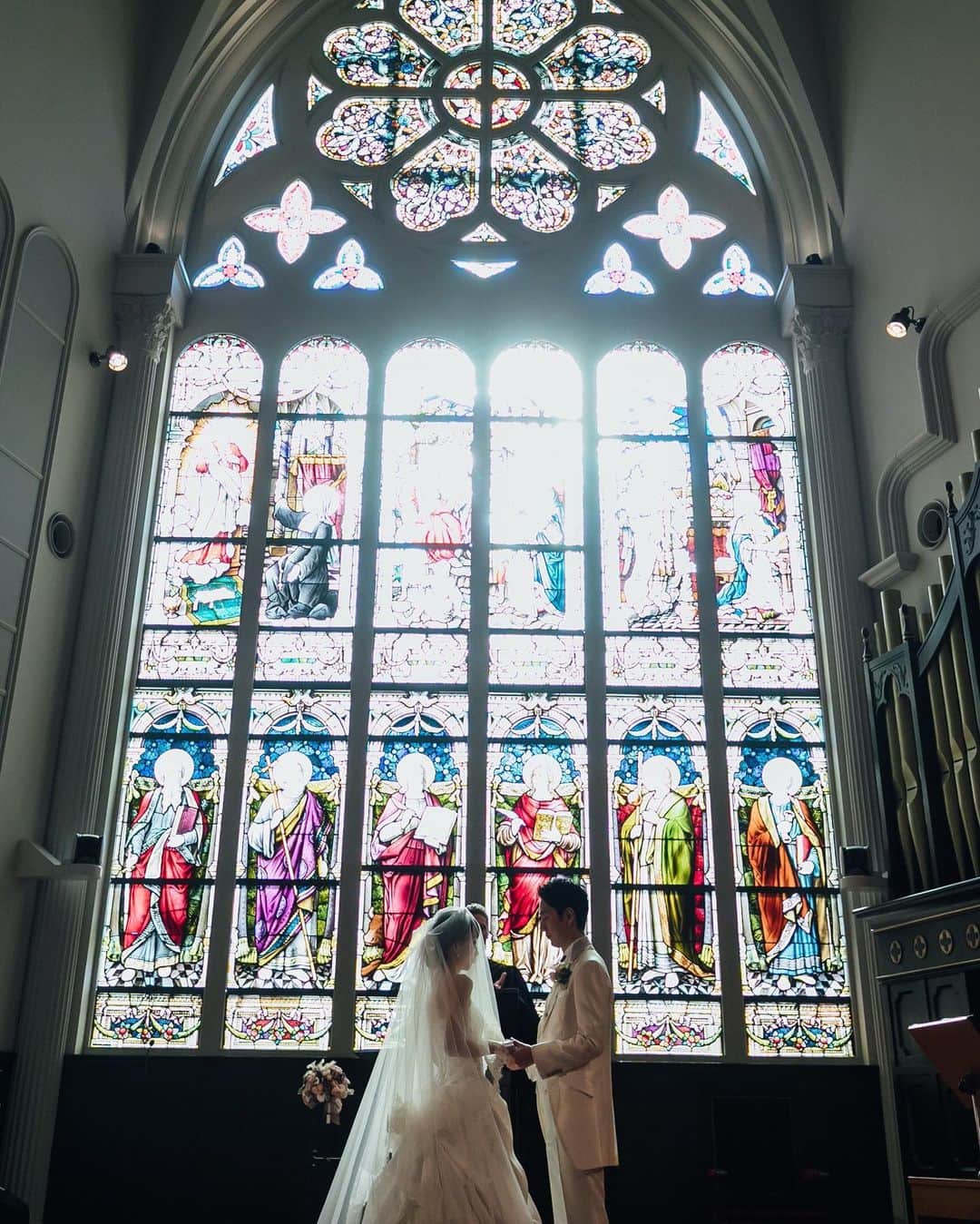 神戸セントモルガン教会さんのインスタグラム写真 - (神戸セントモルガン教会Instagram)「@kobe_st.morgan_church をフォローして、 #神戸セントモルガン教会 でお写真を投稿してくださいね* . ------------------- 宝石のように輝く ステンドグラスをバックに。 素敵な空間で永遠の愛を 誓うのはいかがでしょうか？ ------------------- . ▽予約はTOPのリンクから❁ お問い合わせはDMに** >>>@kobe_st.morgan_church . ------------------- #結婚式 #ウェディング  #神戸花嫁 #神戸プレ花嫁  #関西花嫁 #神戸花嫁会 #神戸セントモルガン教会  #セントモルガン教会  #神戸結婚式 #KOBE #式場迷子 #ブライダルフェア #TAGAYA #weddingtbt #Dressy花嫁 #marryxoxo #ウェディングニュース #大聖堂 #チャペル #誓いの言葉  #新郎新婦  #ステンドグラス」5月13日 18時04分 - kobe_st.morgan_church