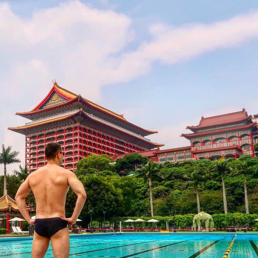 ベリッシモ・フランチェスコさんのインスタグラム写真 - (ベリッシモ・フランチェスコInstagram)「Great!!!🏯The Roman gladiator is chilling at Grand Hotel Taipei pool side⛱👙🍹良い眺めですね。まるで千と千尋の神隠しの世界のようです。 #ベリッシモ #料理研究家 #francescobellissimo #chef #tvchef #celebritychef #costumino #italian #italianstyle #taipei #thegrandhoteltaipei #イタリアの種馬 #イタリア人 #空手家 #千と千尋の神隠し #sentochihironokamikakushi #台北 #圓山大飯店 #vip #luxurylifestyle #vitamondana #riccanza #芸能人 #台湾 #enjoylife #nakedmen #筋肉 #poolside #beautifulmen #sexymen」5月13日 18時05分 - bellissimoyoshi