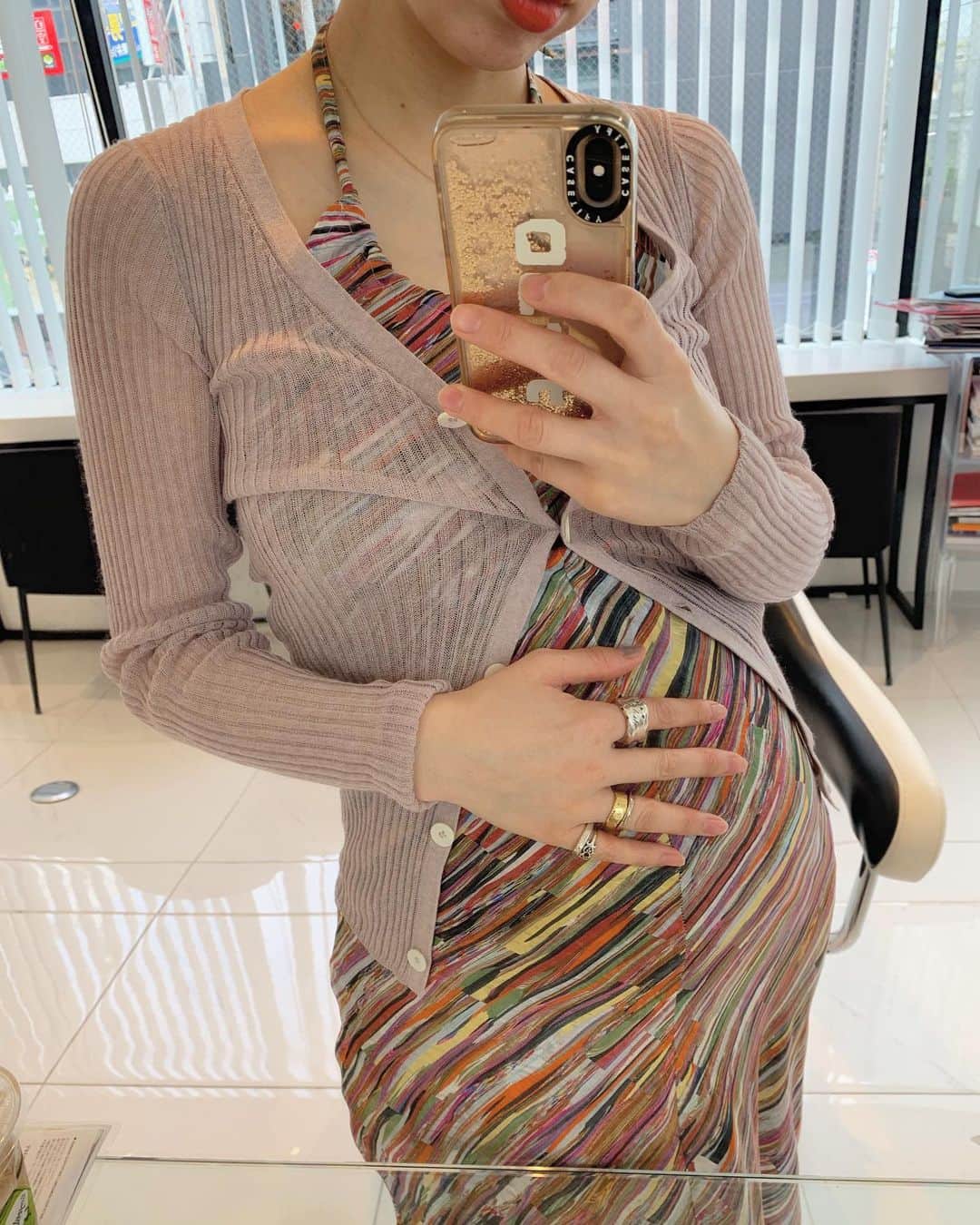 nanako itoのインスタグラム：「ポンポコリンになってきました👶🏻 . 横から見たほうがわかるね🤰🏼 .  26w2d」