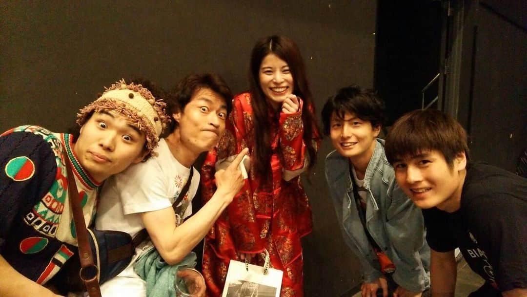 ほな・いこかのインスタグラム：「昨日は今年の初めに出演した舞台、虎は狐と井の中に(仮)の皆さまが遊びに来てくれましたのだ。やっぱり素敵な面子だ楽しい。菜々は成長してましたか？」
