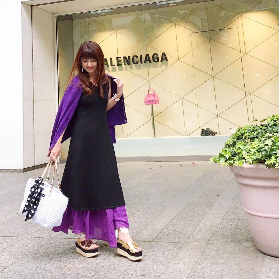 mii_stagramさんのインスタグラム写真 - (mii_stagramInstagram)「💜💜💜 ・ 月曜日(^ー^)お疲れ様でしたぁ〜♪ ・ 先日の新宿ブラブラday～👯‍♀️💕 イキナリ強風で雨も降って来て 寒かったぁぁ～😰 でも雨ニモマケズ風ニモマケズ🤩✌️ ・ ・ @esutoreja ✔ #esutoreja さんの ノースリーブ リブニットワンピース👗✨ パープルを➕して最近ハマってる レイヤードスタイルに！！ 裾にかけて広がるデザインの美シルエット💕 寒くて脱げながったので 今度は1枚でサラッと着たい❤ ・ ・ ・ #マキシスカート(昨年モデル) @real_cube ✔ ・ #バッグ @normcore_2019 ✔ ドット柄のスカーフを➕ シンプルだからアレンジきく優秀👜✨ ・ ・ ・ ・ #esutorejasnap#esutorejaコーデ #REALCUBE #REALCUBEfashionista #fashion#coordinate#ファッション#コーデ#コーディネート#シンプルコーデ #きれいめコーデ#着回しコーデ #プチプラコーデ #大人カジュアル#カジュアルコーデ#レイヤードスタイル#きれいめカジュアル#40代コーデ #40代ファッション #大人可愛い#大人女子#新宿#おしゃれさんと繋がりたい #インフルエンサー#pr ୨୧┈┈┈┈┈┈┈┈┈┈┈┈୨୧ お返事ゆっくりさせて下さい😊 見て下さった方 (*´︶`*)♡Thanks!💜💜💜💜💜」5月13日 18時19分 - miyuki.0419.karemari