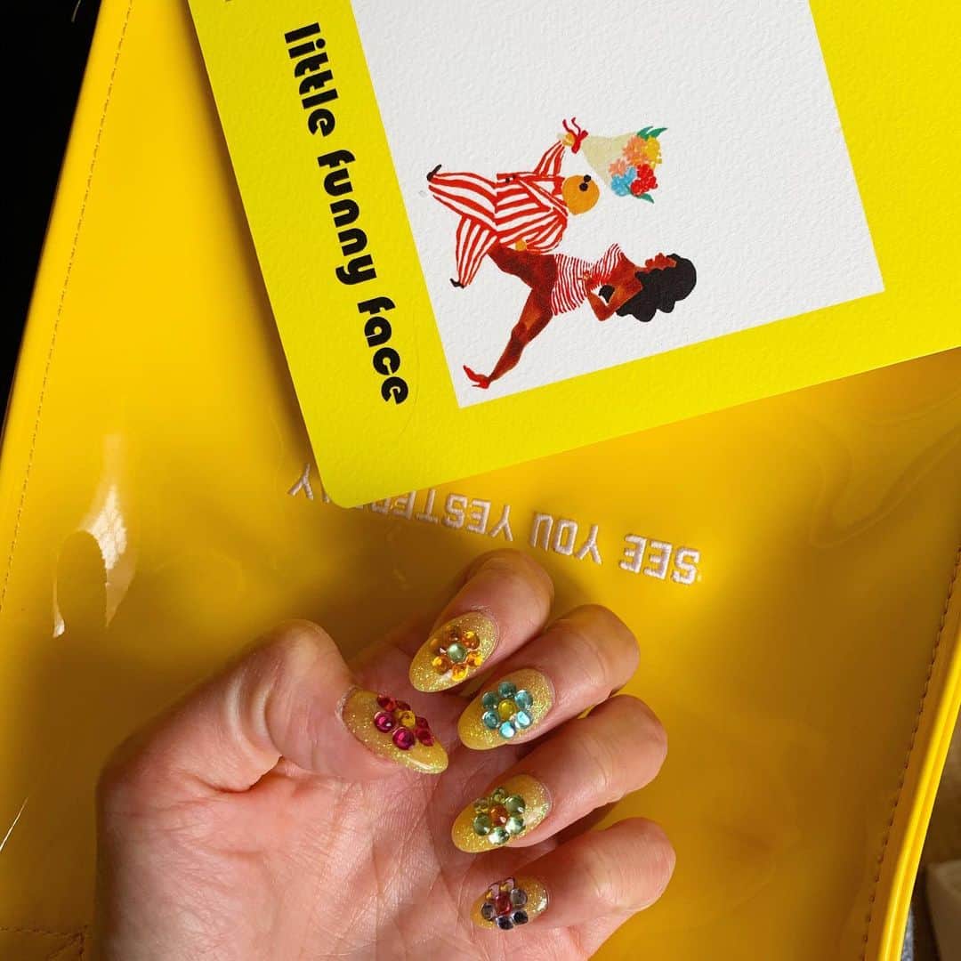 UlalaGirlのインスタグラム：「Yellow mooooooooood🌼 Nail by @misamisa0317 at @homeharajuku」