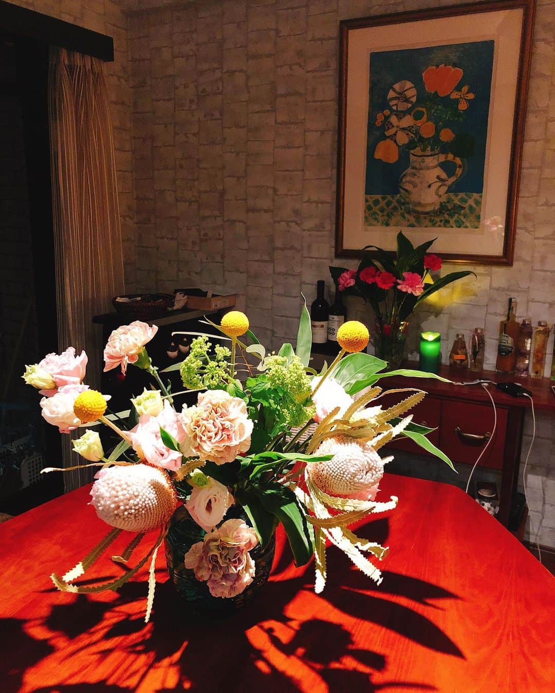 山田まりやさんのインスタグラム写真 - (山田まりやInstagram)「母の日は空堀商店街 山頭花の花束を抱えて大阪の三井ママとヒロくんちへ💐✨ ・ って😜 3枚目 この花束はもなみのマスターが 私にプレゼントしてくれた花束なのですがwww ・ 翌日東京に持って帰るには お花に負担がかかってしまいそうだったので💐💦 ・ 1枚目、2枚目 三井ママの素敵なお家に 素敵に花瓶に生けてもらいました😍✨ ・ 4枚目 ノーズもお花を愛でて喜んでいるよう😍 ・ 5枚目 ももちゃんは、、あれ？😀www ・ もなみのマスターは20年間ずっと 私のお誕生日とクリスマスと 舞台に出演する時にはロビー花や楽屋へ 立派な素敵なお花を贈ってくれるのですが😂🙌❤️✨ ・ その素敵過ぎるお花を贈って下さっているのが、 もなみから左へ徒歩10歩のお花屋さん 『山頭花』さんなんです😆🙌💐💕✨ ・ 昨日はやっと森社長様にお会い出来て 直接お礼が伝えられました😂🙏❤️✨」5月13日 18時18分 - mariya.yamada