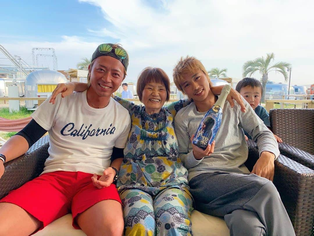 MII MAMAさんのインスタグラム写真 - (MII MAMAInstagram)「. . . #四世代 で #パームガーデン舞洲 🌴 . 家族みんなで1泊2日BBQに行ってきました⤴️ ここ大好きで今年2回目🍖🍖🍖 とにかく食べまくり、飲みまくり🍻 今回は撮影もせず化粧もせず(笑) まった〜り楽しい時間を過ごしました☺️♥️ . #母の日 ということでそれぞれがそれぞれに感謝がテーマ🌷 (テーマなんかあったかな？笑) 父はおばあちゃんへ🧔🏽👵🏽💓 こうパパは私のママへ👱🏽‍♂️👩🏽💓 そして私は...るーきーに？👱🏽‍♀️👦🏽(あれ？笑) 思い出の写真がいっぱい撮れたね🤣✌🏽 10枚しか載せれないのが辛い😭💦 . おばあちゃんもめっちゃ喜んでくれて 「また絶対行きたい♥️」って言って くれたし近々また計画立てようね😊✨ . やっぱり家族っていいね☺️💓 これからもいっぱいいっぱいみんなで 色んな所行って楽しもう〜😆✌🏽♥️ ------------------------------------------ 🔎White Style mi mama 良かったらチャンネル登録お願いします🙇🏽‍♀️ #YouTube#ユーチューバー#MIIMAMA##チャンネル登録お願いします#2児ママ#年子ママ#ホワイトインテリア#モノトーンインテリア#シンプルな暮らし#収納#ホワイト収納」5月13日 18時20分 - miimamachannel