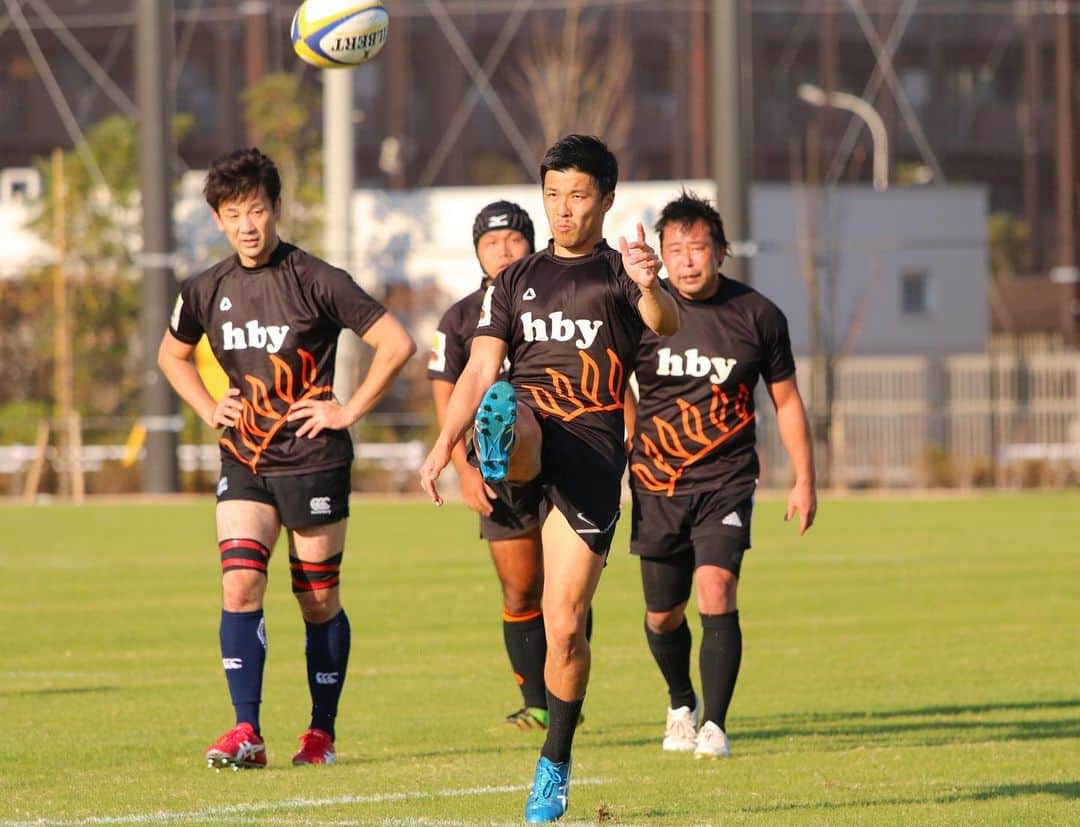 君島良夫のインスタグラム：「5月18日(土) 毎年恒例のNTT大会！ 今年はNTT日比谷Sunshiners(@hibiya_sunshiners) の一員として試合に出場することにしました。チームメイト募集中なので一緒に出られる方は飛び入り参加してください😂関西の人観に来てね。 . 🔻会場 NTTドコモ南港グラウンド http://docomo-rugby.jp/map/detail_docomonanko.html . 🔻スケジュール 9:00～10:00　代表者会議 (会議室)  11:00～11:25　①NTT通研・デ－タ vs NTT兵庫（25分ハ－フ） 11:30～11:55　②NTT日比谷サンシャイナ－ズ vs NTT通研・デ－タ（25分ハ－フ） 12:00～12:25　③NTT日比谷サンシャイナ－ズ vs NTT兵庫（25分ハ－フ） 12:35～13:50　④SNAILS vs 未定（35分ハ－フ） 14:00～14:45　⑤ALL NTT OB vs 43年会（20分ハ－フ 15:10～16:40　⑥NTTコミュニケ－ションズ vs ＮＴＴドコモ（40分ハ－フ」