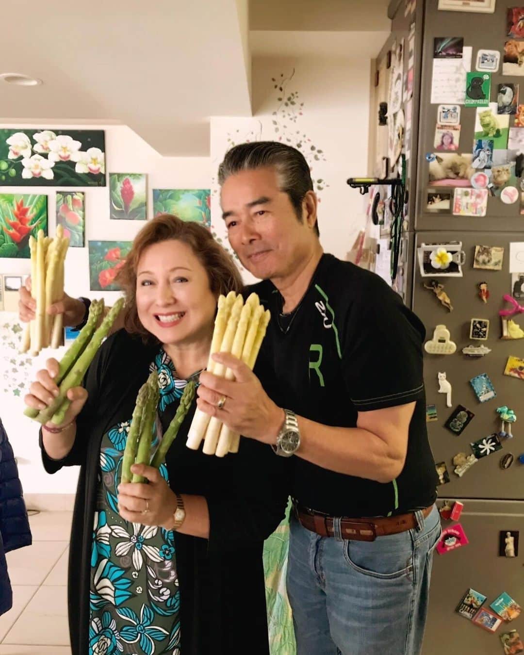 のインスタグラム：「* 朝、プレスクールに行くハルコを見送って、北海道シスターズからいただいたアスパラガスを茹でて、東京駅から名古屋に向かいます。 名古屋教室でレッスンです❣️ * * #キャシー中島#kathynakajima #キャシーマム#kathymom  #勝野パパ#勝野洋  #quilt#拼布 #quiting  #ハワイアンキルト#hawaiianquilt  #アスパラガス#アスパラ #アスパラ踊り#収穫」