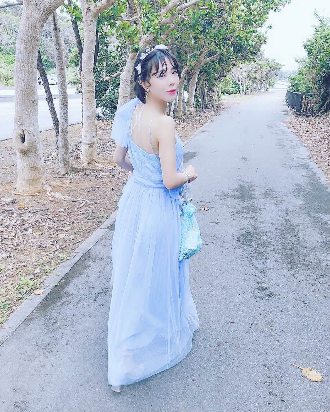 のインスタグラム：「いつか思い出になっていく日々の積み重ね。  あと何回、家族全員と歩けるだろう ？ . . . #今日の青い」