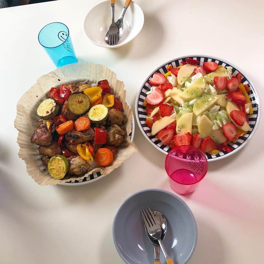 ウォン・ジナのインスタグラム：「🥗🍗🍴🍪☕️에어프라이어있으면 나도 요리사..ㅎ」