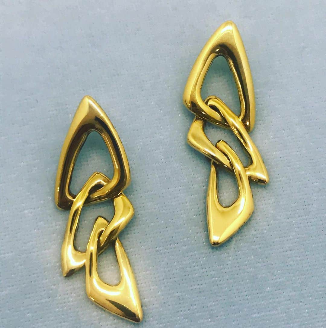 のインスタグラム：「Comenzamos la semana con las pilas cargadas y con muchas ganas de enseñaros piezas ideales para lucir de cara al verano 🤩Pendientes en plata vermeil de la colección Clásica #JoaquinBerao #jewelryaddict #handmade #jewelrydesign #jewelry #woman #summer #designer #design #art #JoaquinBeraoJapon #JoaquinBeraoMilan #JoaquinBeraoValencia」
