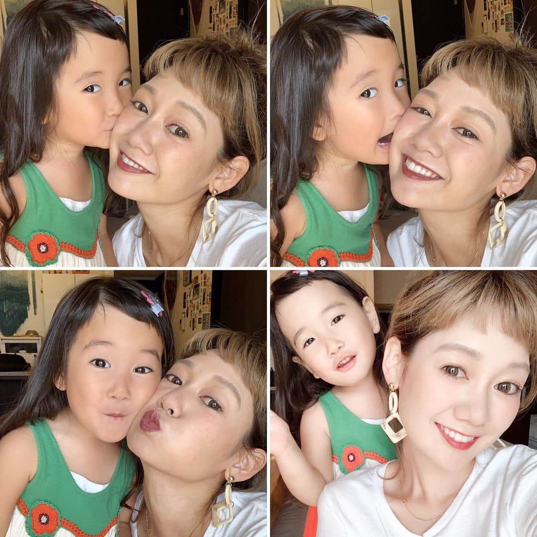 のインスタグラム：「#happymothersday 🌺 アプリで撮ったら真っ白になりすぎてる右下。(これは盛れたのか？笑) 母の日の昨日はママ友と海へ5時間もいて、私も娘もリフレッシュできた1日でした😻💓 2枚目は 母の日に娘からもらったプレゼント🎁 ピアスもちゃんと書いたんだよ！と。上手すぎて感動👏👏👏😭 #親バカ (前髪も眉毛も忘れがち😂) 3枚目は生後3ヶ月の娘。子供の成長は本当にあっという間。 娘のお母さんになれたこと嬉しいし、誇りです。 最近は、口も達者になり自分が嫌なこと、してほしいことをガツンと主張してくるけれど、お父さんが出張の時は甘えることなく1人で自分のことはしっかりやるし、たくさんお手伝いもしてくれる頼もしい娘👏☺️ 実家の母にはお花を贈り、旦那のお母さんとはご飯会をします☺️💐 感謝を伝える日があるって素敵🥰 いつもありがとう。  #母の日 #happymothersday #女の子ママ #娘 #3歳 #日夕佳 #沖縄 #okinawa #母と娘」