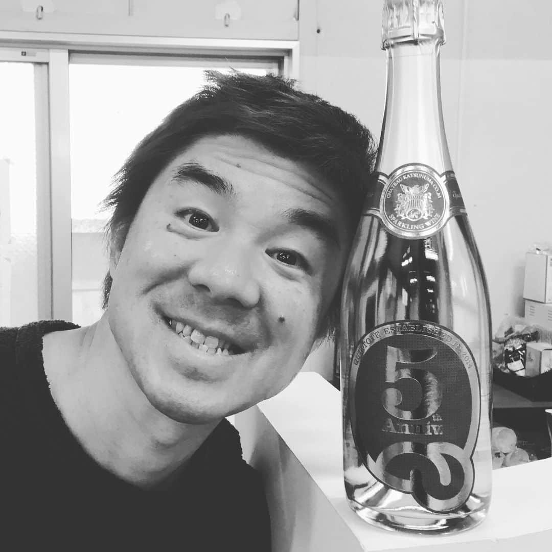 kanikapilaさんのインスタグラム写真 - (kanikapilaInstagram)「クチトテさんが創立5周年という事でスパーリングワインを頂きました！！おいしそー！！ありがとうございます！！ ご覧の通り姉川も喜んでおります！！ 冷やして飲むぞーー！！！！ #日常 #カニカピラ #kanikapila #カニスタグラム #東京 #中目黒 #デザイン事務所 #クチトテ #スパークリングワイン #おめでとう」5月13日 18時36分 - kanikapila_design