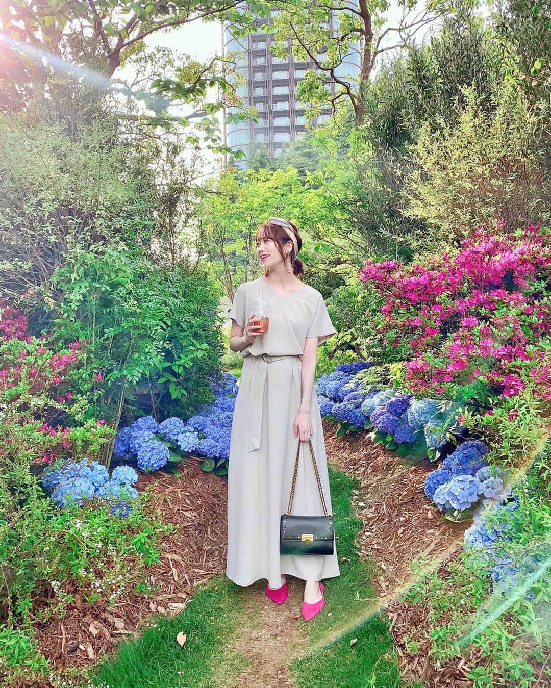 佐藤瀬奈さんのインスタグラム写真 - (佐藤瀬奈Instagram)「もう紫陽花が咲いてたよー💓 自分が6月生まれなのもあって、紫陽花は昔から好きなお花だから嬉しい☺️💐⠀ ⠀ 最近は暖かいのでテラスで打ち合わせする事が増えて幸せだなぁ🤤💕 やはり太陽を浴びると元気が出るよね💪!!⠀ ⠀ ワンピースは @titivatejp のもの♡ これすごくスタイルアップして見える！ ありがたや😂🙏 シンプルだから頭にはスカーフを巻いたよ🥰⠀ ⠀ 今日も1日お疲れ様でした❤️ ・ ・ ・ #せぷコーデ#コーデ#プチプラコーデ #titivate#ティティベイト#titivatestyle#ベルト付きVネックロングワンピース#いつコ#ロングワンピース#シンプルコーデ」5月13日 18時45分 - senapuu