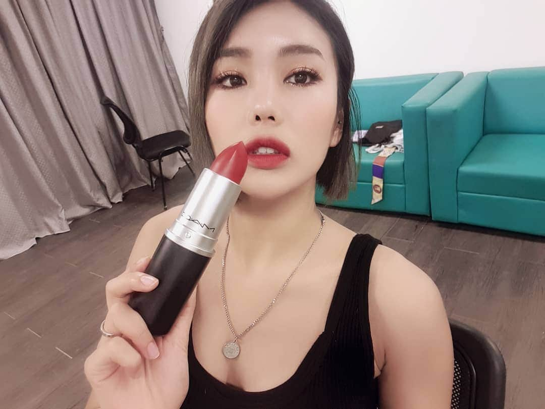 エナ さんのインスタグラム写真 - (エナ Instagram)「내입술 안성맞춤 륍스틱💋(립스틱아님) . . . . . #mac #brushcase #redlip #인싸템」5月13日 18時38分 - eunkyung.shin