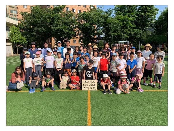 市橋有里のインスタグラム：「先週末の夏日のランニング教室🌞今シーズン1回目、もう40回を迎える"赤坂・青山子ども中高生共育事業"でランニング教室。運動会で子ども達が持っている力を発揮するために✨そしてとにかく身体を動かす楽しさを感じてほしいとメニューを考えました。90分の教室でしたが、子どもたちが、え〜もっと走りたい〜と私に競争を挑んで来てくれたのが嬉しかったです！笑  子ども達には好きなことを見つけて一生懸命になる喜びを感じてほしいな😊庄司副校長先生、関係者の皆さまありがとうございました。 ・ #共育事業 #共育 #赤坂 #青山 #青南小学校 #都会のど真ん中 #こんなハイブランドが並ぶ地区にある小学校…そこが通学路って✨ #私は牛舎があるところが通学路でした笑 #ランニング教室」
