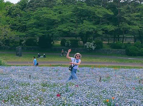 神崎れなさんのインスタグラム写真 - (神崎れなInstagram)「スカーフお姉さんやってみた🦜💐✌🏻 けど巻き方まだへたっぴでだんだんタオル巻いてる人みたいになってた🤫  お花綺麗すぎて花撮りハンターみたいになってた🐅🐆🛶笑 スカーフの色に合わせてシャドウをピンクで下まつげ水色を入れてみたんだけど写真だとわかりづらいね笑  #花#Flower#スカーフ#colorful#カラフル#アート#art#phot#フォト#花撮りハンターみたい#って#言ってるけど#なんだ？#そんなものはない#笑」5月13日 18時44分 - kanzakimon