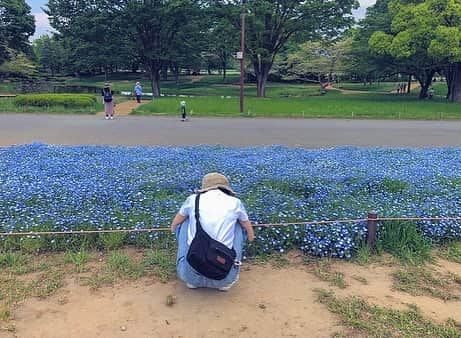 神崎れなさんのインスタグラム写真 - (神崎れなInstagram)「スカーフお姉さんやってみた🦜💐✌🏻 けど巻き方まだへたっぴでだんだんタオル巻いてる人みたいになってた🤫  お花綺麗すぎて花撮りハンターみたいになってた🐅🐆🛶笑 スカーフの色に合わせてシャドウをピンクで下まつげ水色を入れてみたんだけど写真だとわかりづらいね笑  #花#Flower#スカーフ#colorful#カラフル#アート#art#phot#フォト#花撮りハンターみたい#って#言ってるけど#なんだ？#そんなものはない#笑」5月13日 18時44分 - kanzakimon