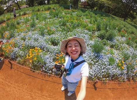 神崎れなさんのインスタグラム写真 - (神崎れなInstagram)「スカーフお姉さんやってみた🦜💐✌🏻 けど巻き方まだへたっぴでだんだんタオル巻いてる人みたいになってた🤫  お花綺麗すぎて花撮りハンターみたいになってた🐅🐆🛶笑 スカーフの色に合わせてシャドウをピンクで下まつげ水色を入れてみたんだけど写真だとわかりづらいね笑  #花#Flower#スカーフ#colorful#カラフル#アート#art#phot#フォト#花撮りハンターみたい#って#言ってるけど#なんだ？#そんなものはない#笑」5月13日 18時44分 - kanzakimon