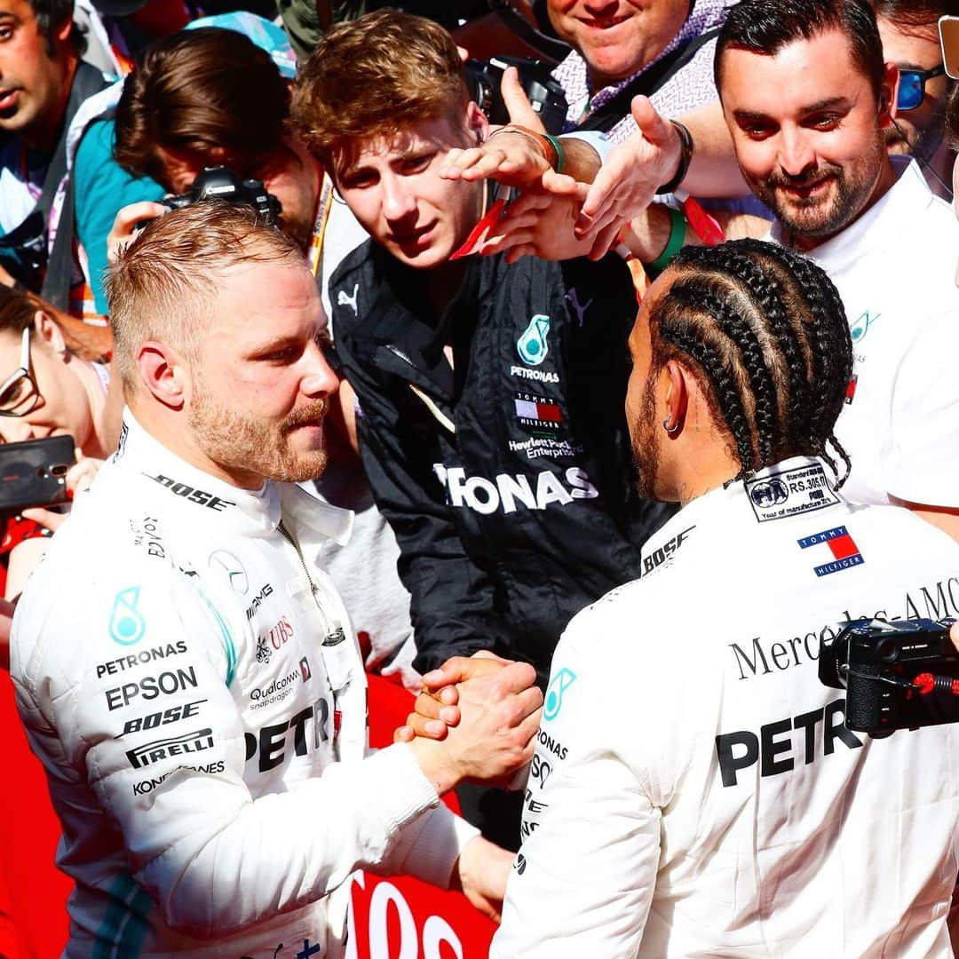 MERCEDES AMG PETRONASさんのインスタグラム写真 - (MERCEDES AMG PETRONASInstagram)「#DrivenByEachOther 🤝 Let’s keep pushing the boundaries, together!! • #MercedesAMGF1 #MercedesAMG #F1 #PETRONASmotorsports #VB77 #LH44 #SpanishGP @valtteribottas @lewishamilton」5月13日 18時46分 - mercedesamgf1