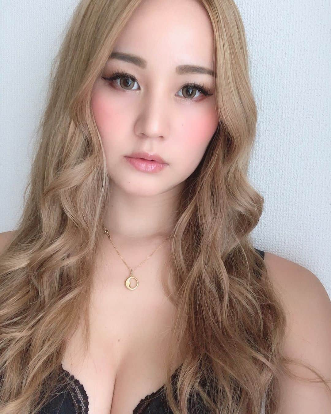 LORYのインスタグラム：「🌹💋💭 #looory #selfie」