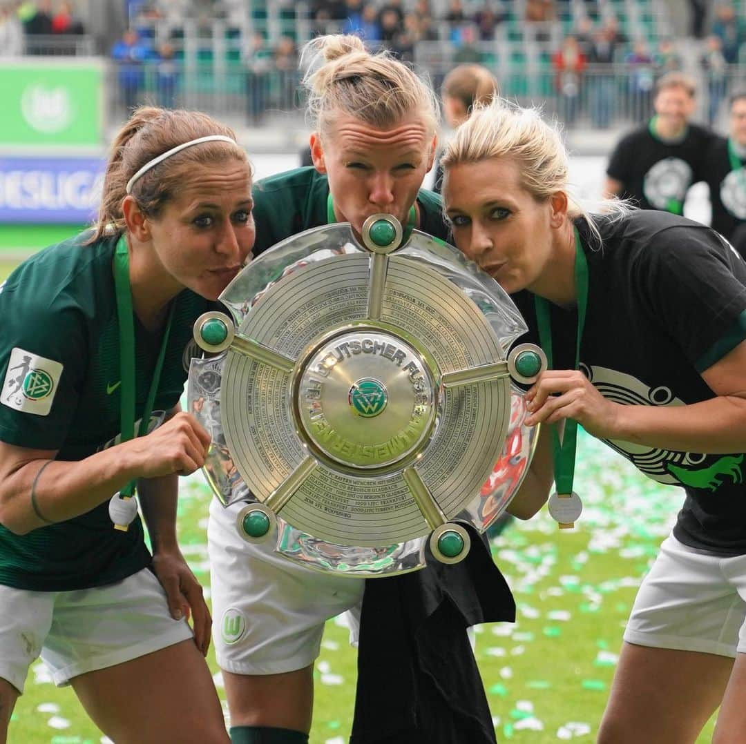 レナ・ゲースリンクさんのインスタグラム写真 - (レナ・ゲースリンクInstagram)「Deutsche Meister 18/19 #vflwolfsburg #vflwolfsburgfrauen #deutschermeister #dieliga #puma #pumafootball #double 📸 @joerdeli」5月13日 18時52分 - lena_goessling