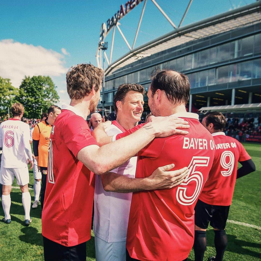 バイエル・レバークーゼンさんのインスタグラム写真 - (バイエル・レバークーゼンInstagram)「Close game of our legends! Team ⚪️ beats team 🔴 with 6-5!  1:0 Helmes 2:0 @berbo9  2:1 Reinartz 3:1 Helmes 3:2 Kießling 4:2 @simonrolfes  5:2 Helmes  5:3 @ulfkirsten999  6:3 @7paulosergio  6:4 Masmanidis 6:5 Kießling  #40JahreBundesliga #Bayer04 #Werkself」5月13日 18時53分 - bayer04fussball