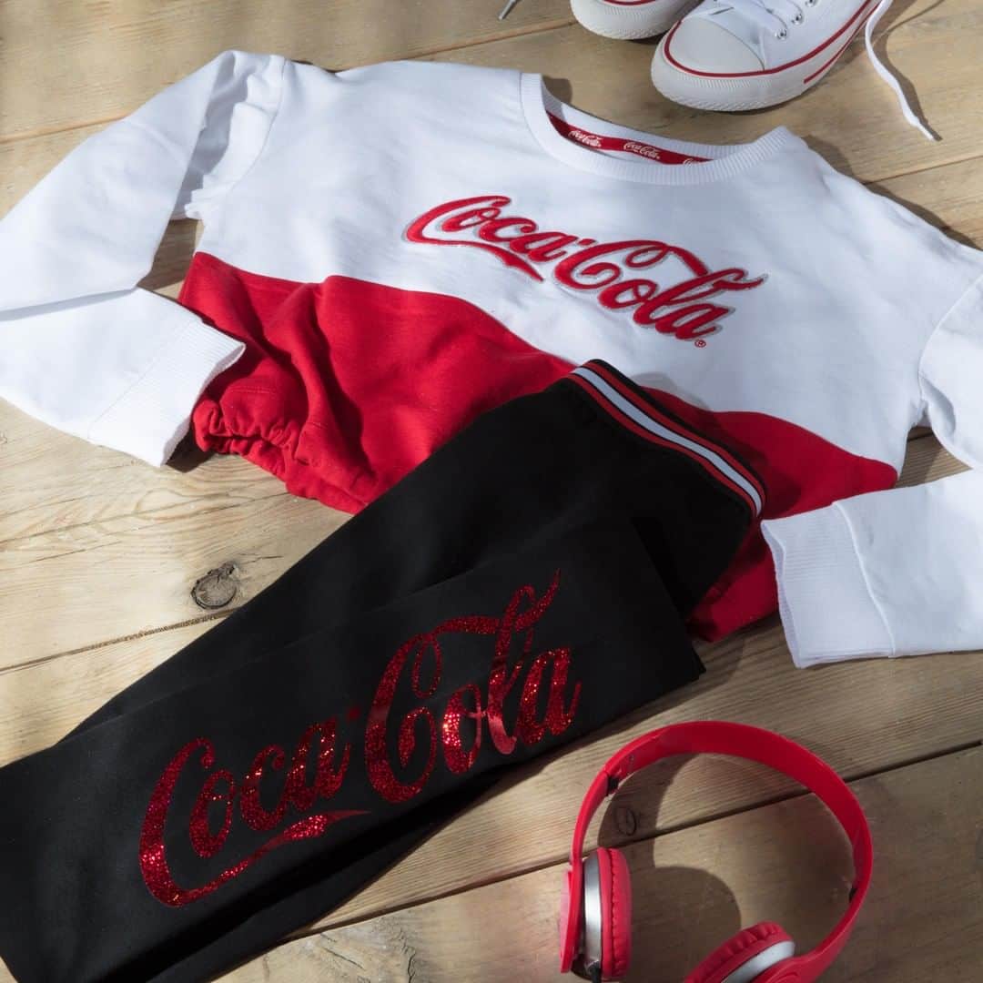 プリマークさんのインスタグラム写真 - (プリマークInstagram)「A comfy teen range in those classic Coca-Cola colours 🙌  Sweat Top £10/€12/$14, Legging £7/€9/$10 #Primark #CocaCola #teenwear」5月13日 19時00分 - primark